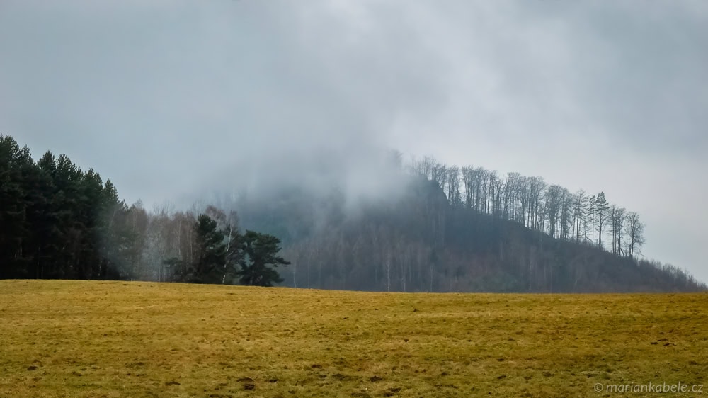 Chrastenská hora v únorovém oparu