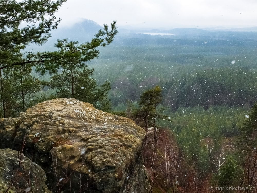Poletující sněhové vločky na Krásné vyhlídce