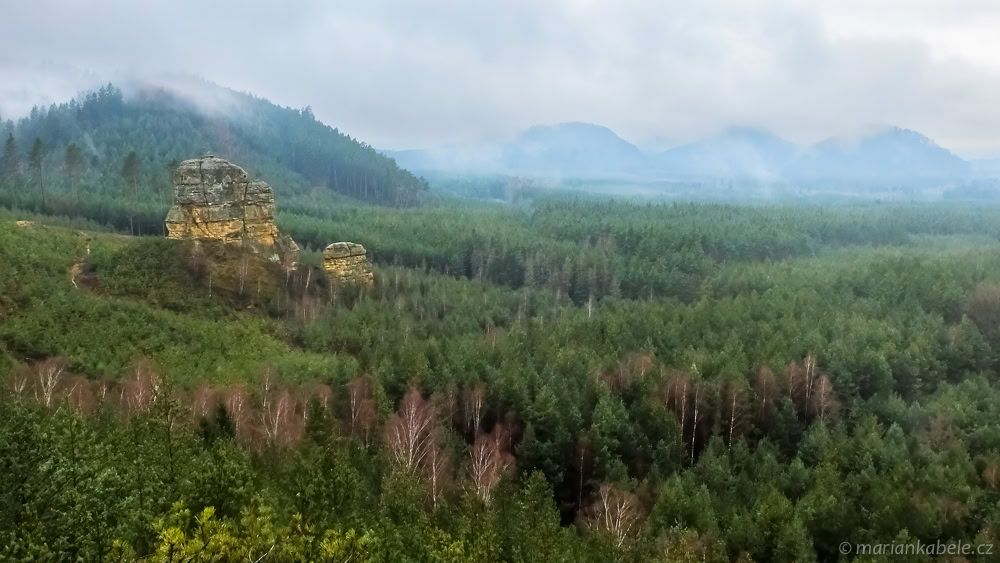 Kavčí skála, Trpaslík, vzadu Děvín a Hamerský Špičák