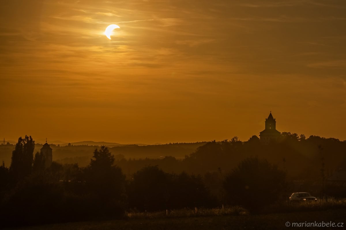 Zatmění slunce 12. 8. 2026 a zámek Humprecht, rozhledna Čížovka i kostel v Sobotce, Český ráj