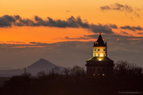 Zámek Humprecht, Bezděz a rozhledna Čížovka v modré zlaté hodině.