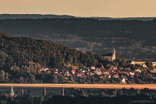 Kostel sv. Jakuba v Přepeřích, sv. Filipa a Jakuba na Všeni a rozhledna Čížovka v jedné linii.